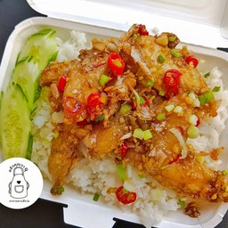 ข้าวราดปลากะพงผัดพริกเกลือ