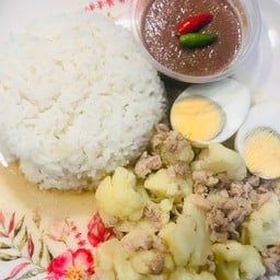 ข้าวราดผัดดอกกระหล่ำหมูสับ+ไข่ต้ม+น้ำพริกกะปิ