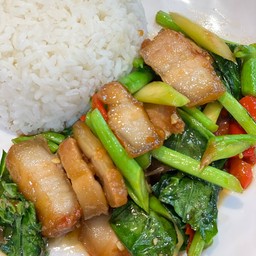 คะน้าหมูกรอบ ราดข้าว