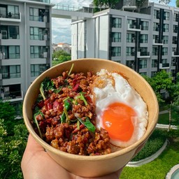 ข้าวกระเพราหมูสับคั่วพริกเเห้ง (สามารถเลือกไข่ได้)