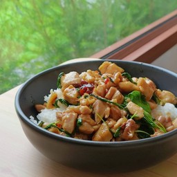 ข้าวกะเพราไก่ชิ้น