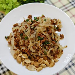 ยำแหนมสดข้าวทอด