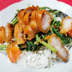 ผักกระเฉดหมูกรอบราดข้าว