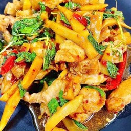 กะเพราหมูชิ้นหน่อไม้ดอง กับข้าว