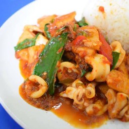 ผัดพริกเผาปลาหมึกราดข้าว