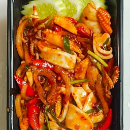 หมึกผัดพริกเผาใบโหรพาราดข้าว