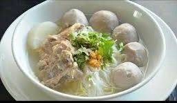 ก๋วยเตี๋ยวน้ำใสลูกชิ้นพร้อมทาน