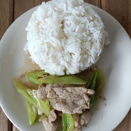 หมูผัดพริกหยวกราดข้าว