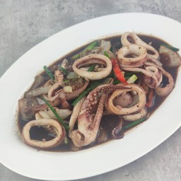 ปลาหมึกผัดพริกไทยดำสูตรไฟแดง