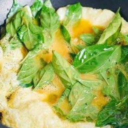 ไข่เจียวใบโหระพา