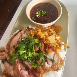 ข้าวหมูทอดหมูย่าง พิเศษน้ำจิ้มแจ่ว