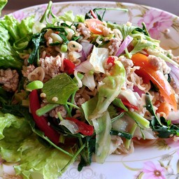 ยำมาม่าหมูสับ