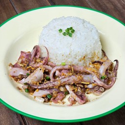 ข้าวปลาหมึกทอดกระเทียม