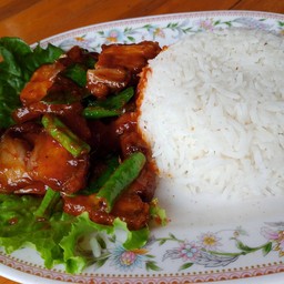 ข้าวผัดพริกแกงหมูกรอบ