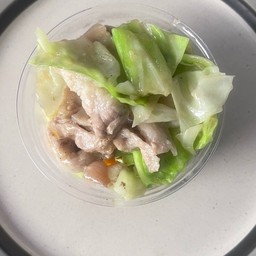 กะหล่ำปลีผัดหมูสามชั้นสไลด์ราดข้าว