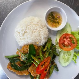 ข้าวปลากระพงผัดพริกแกง