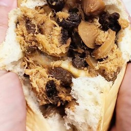 ปัง ว๊าว ว๊าว (ไส้รวมมิตร หมูหยอง+ไส้กรอก+ลูกเกด)