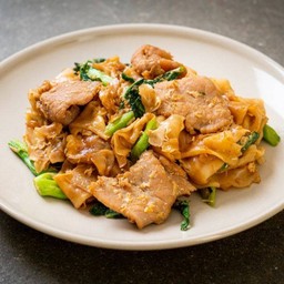 ผัดซีอิ๊วเส้นใหญ่ใส่ไข่ (หมู-ไก่)