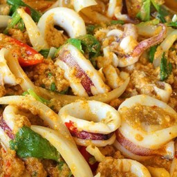 หมึกผัดไข่เค็มราดข้าว