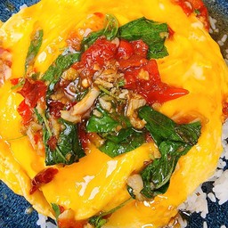 [อร่อยซ่ากับโค้ก] ข้าวไข่ข้นซอสกระเพรา +  โค้ก ออริจินัล (กระป๋อง) 