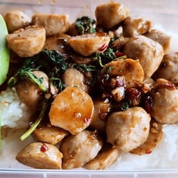 กะเพราลูกชิ้นหมู