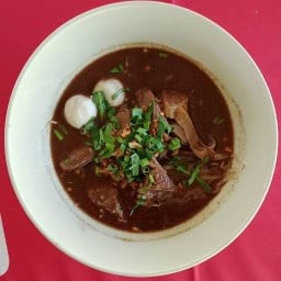 ร้านแม่แดงก๋วยเตี๋ยวเรือหมูน้ำตกสัตหีบ