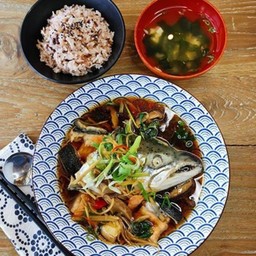 ข้าวหัวปลาแซลม่อนต้มซีอิ๊ว