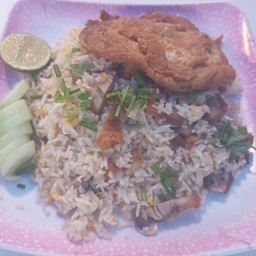 ข้าวผัดหมูกรอบ