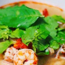 ต้มยำรวมมิตรน้ำใสใบกะเพรา(ไก่,หมูสับ,ทะเล,เห็ด)