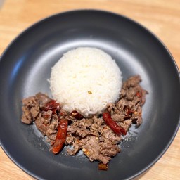 ข้าวราดผัดพริกแห้งเนื้อสไลด์นรก พร้อมไข่ดาว