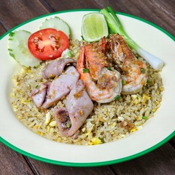 ข้าวผัดทะเล.  (กุ้ง+ปลาหมึก)