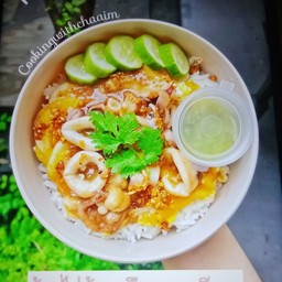 ข้าวราดหมึกกะเทียมไข่ข้น