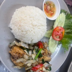 ข้าวปลากระพงผัดพริกไทยดำ