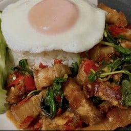 กระเพราหมูสามชั้น+ไข่ดาว