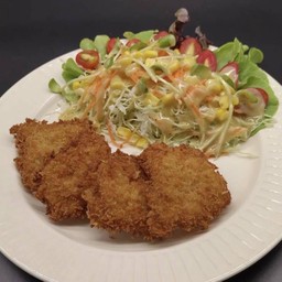 สลัดปลาทอด