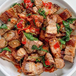 ข้าวกะเพรา หมูกรอบ