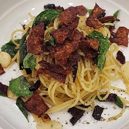 สปาเก็ตตี้ผัดพริกแห้ง เบคอน