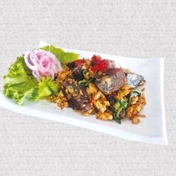 M35. กะเพราไก่สับไข่เยี่ยวม้า