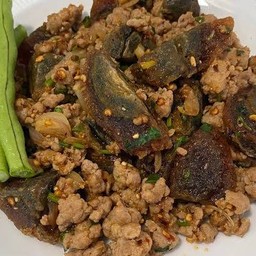 ลาบไข่เยี่ยวม้าหมูสับ