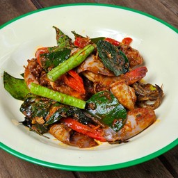 ผัดพริกแกงปลาหมึก