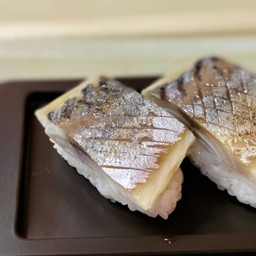 ข้าวปั้นซาบะดอง 2 คำ