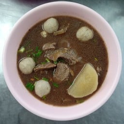 มาม่าพิเศษน้ำตกเนื้อเปื่อยลูกชิ้น