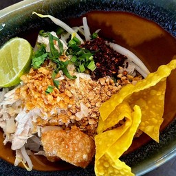 ก๋วยเตี๋ยวแห้งต้มยำ ไก่ฉีก (ไม่ใส่ไข่)