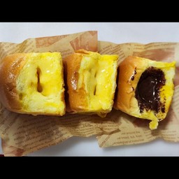 ขนมปังไส้ทะลัก ( เนยนม2 ช็อกโกเเลตเข้มข้น1 ) ชุด3ลูก