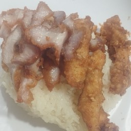ข้าวหน้าหมูกระเทียม+คอหมูนุ่ม