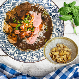 ชุด ก๋วยเตี๋ยวเรือเนื้อรวม + กากหมู