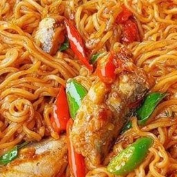 ผัดมาม่าปลากระป๋อง