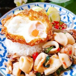 กระเพราปลาหมึก ราดข้าว
