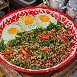 ข้าวกระเพราเนื้อจักรพรรดิ์