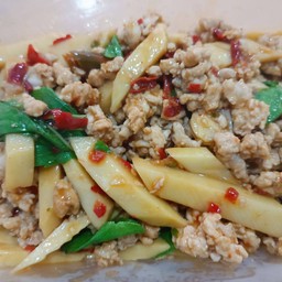 กะเพราหมูสับหน่อไม้ กับข้าว